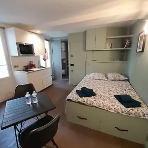  Appartement Studio équipé Métro Abbesses à Montmartre